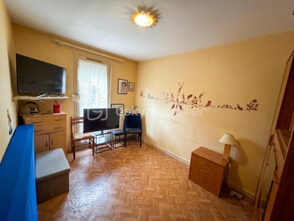 Située dans le quartier Asnières, cette maison fonctionnelle et agréable à vivre offre une belle distribution des espaces.

Dès l’entrée, vous découvrirez une pièce pouvant être aménagée en bureau, idéale pour le télétravail ou comme espace d’appoint.

La maison se compose ensuite d’un salon-séjour d’environ 20 m², de deux chambres, d’une cuisine indépendante équipée, ainsi que d’une salle de douche et de WC récemment rénovés.

À l’extérieur, une terrasse permet de profiter pleinement des beaux jours, avec un terrain d’environ 230 m², offrant un agréable espace extérieur facile à entretenir.