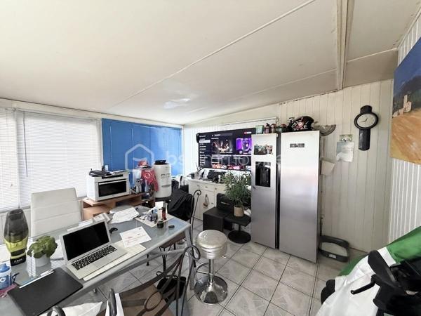 Située dans le quartier Asnières, cette maison fonctionnelle et agréable à vivre offre une belle distribution des espaces.

Dès l’entrée, vous découvrirez une pièce pouvant être aménagée en bureau, idéale pour le télétravail ou comme espace d’appoint.

La maison se compose ensuite d’un salon-séjour d’environ 20 m², de deux chambres, d’une cuisine indépendante équipée, ainsi que d’une salle de douche et de WC récemment rénovés.

À l’extérieur, une terrasse permet de profiter pleinement des beaux jours, avec un terrain d’environ 230 m², offrant un agréable espace extérieur facile à entretenir.