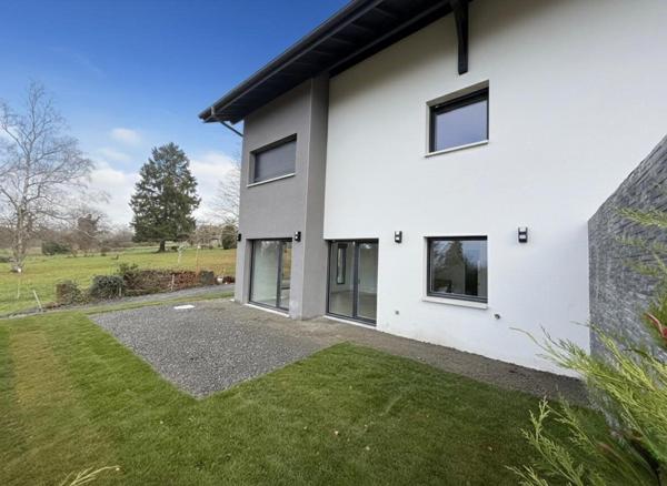 Maison récente avec vues lac