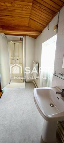 maison de type T5 située à Commentry, offrant un beau potentiel de rénovation