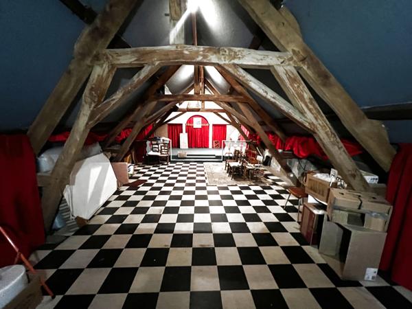 SPACIEUSE et ATYPIQUE MAISON EN PIERRE - au CALME