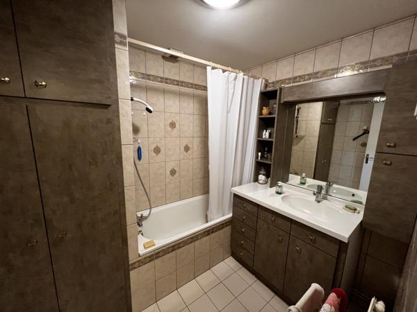 SPACIEUSE et ATYPIQUE MAISON EN PIERRE - au CALME