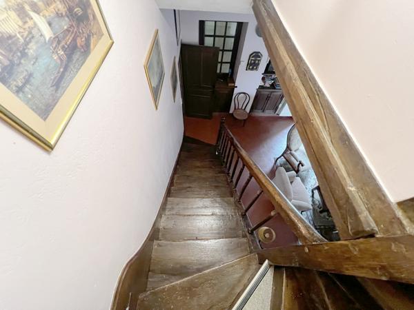 SPACIEUSE et ATYPIQUE MAISON EN PIERRE - au CALME