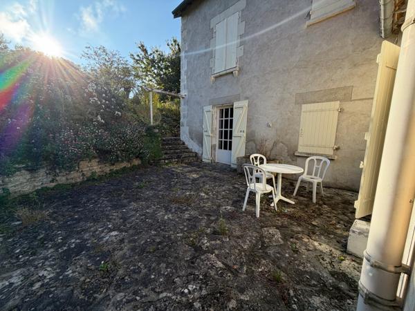 SPACIEUSE et ATYPIQUE MAISON EN PIERRE - au CALME