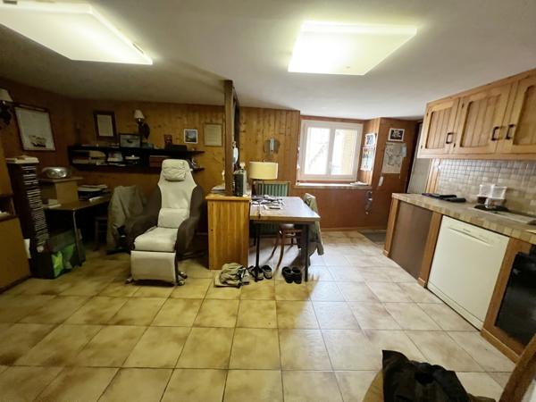 SPACIEUSE et ATYPIQUE MAISON EN PIERRE - au CALME