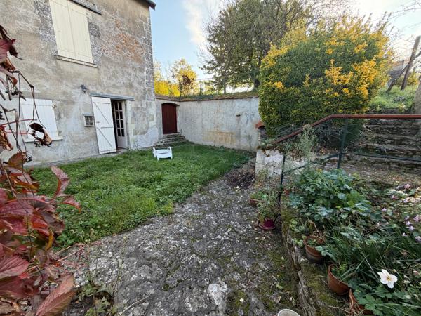 SPACIEUSE et ATYPIQUE MAISON EN PIERRE - au CALME