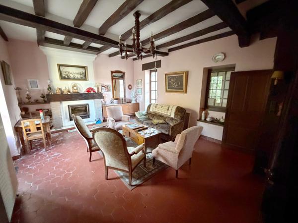 SPACIEUSE et ATYPIQUE MAISON EN PIERRE - au CALME