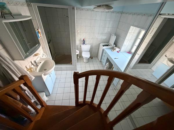 SPACIEUSE et ATYPIQUE MAISON EN PIERRE - au CALME