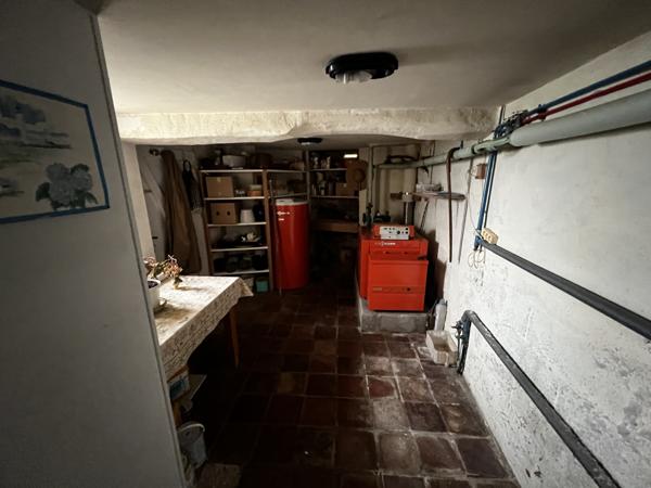 SPACIEUSE et ATYPIQUE MAISON EN PIERRE - au CALME