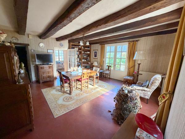 SPACIEUSE et ATYPIQUE MAISON EN PIERRE - au CALME