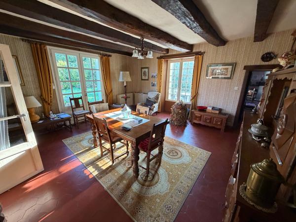 SPACIEUSE et ATYPIQUE MAISON EN PIERRE - au CALME