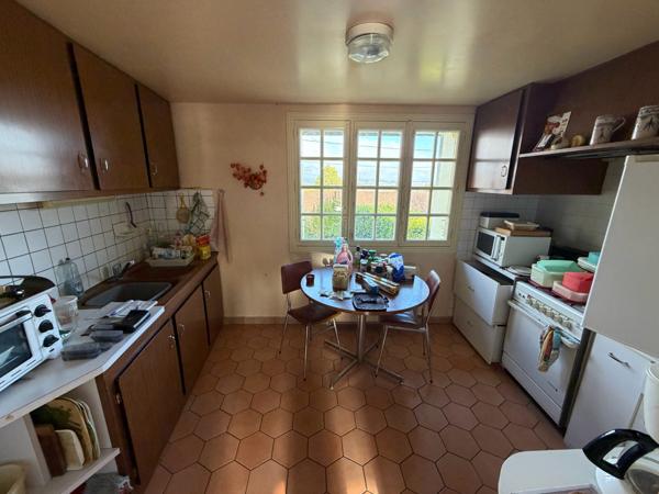 SPACIEUSE et ATYPIQUE MAISON EN PIERRE - au CALME