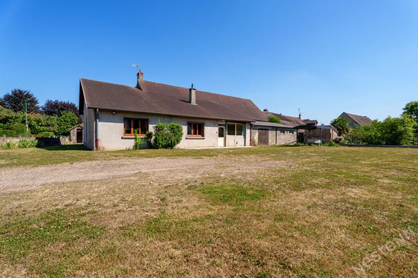 Une ancienne ferme pleine de potentiel à Champforgeuil