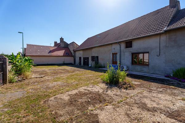 Une ancienne ferme pleine de potentiel à Champforgeuil