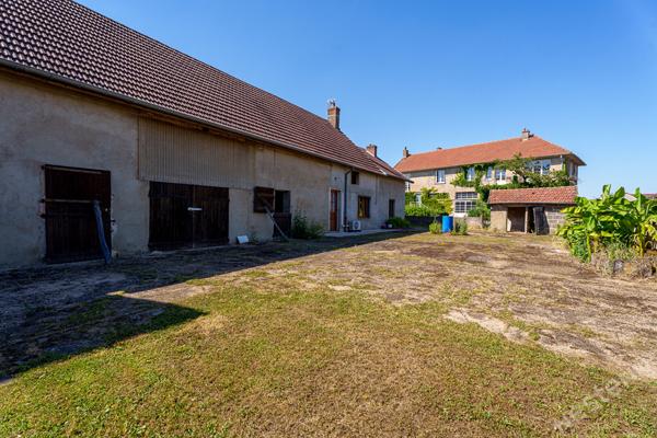 Une ancienne ferme pleine de potentiel à Champforgeuil