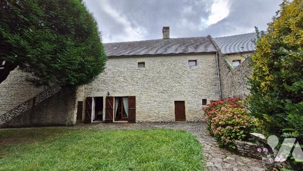 Maison ancienne comprenant :