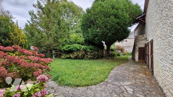 Maison ancienne comprenant :