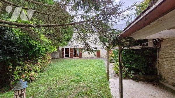 Maison ancienne comprenant :