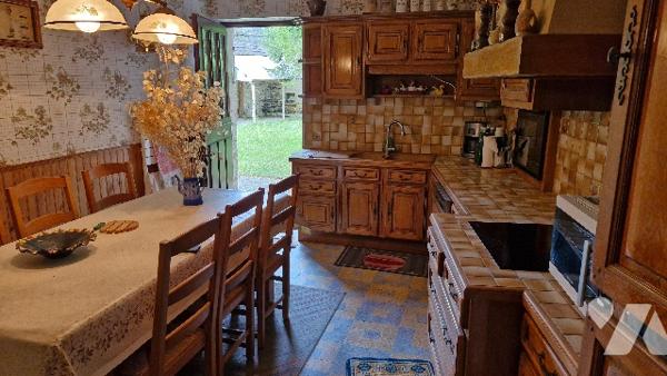 Maison ancienne comprenant :