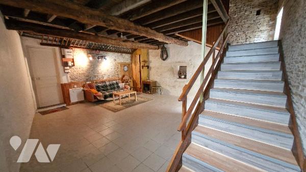 Maison ancienne comprenant :