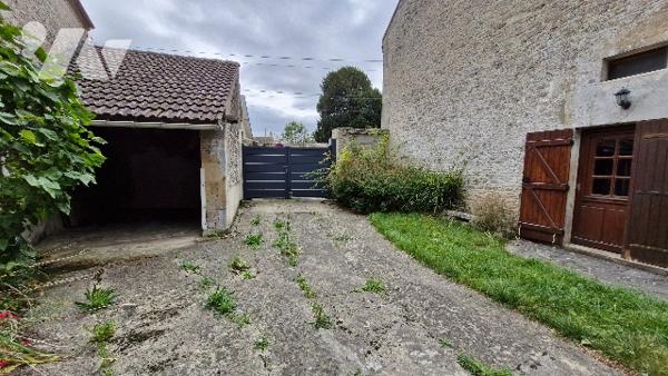 Maison ancienne comprenant :