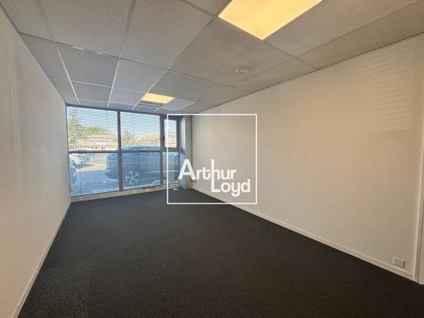Bureaux à louer 25 m² RDC Nîmes parking sur site inclus