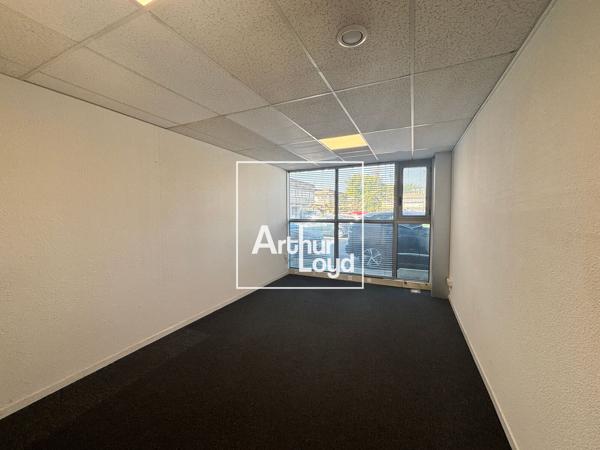 Bureaux à louer 25 m² RDC Nîmes parking sur site inclus