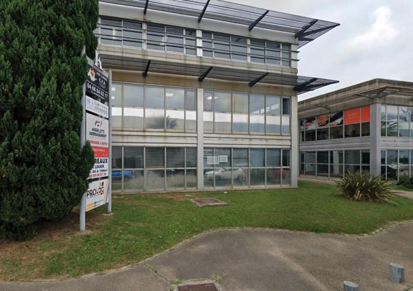 Bureaux à louer 25 m² RDC Nîmes parking sur site inclus