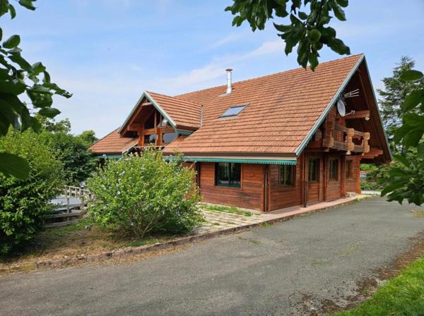 Dpt Vosges (88), à vendre proche de THAON LES VOSGES à Vaxoncourt Chalet, 5 pièces de 160m² sur un terrain de 2860m².
