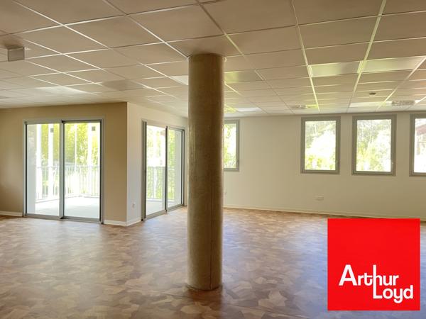 BUREAUX NEUFS AVEC TERRASSES ET PARKINGS - AXE PASSANT - ST GELY DU FESC