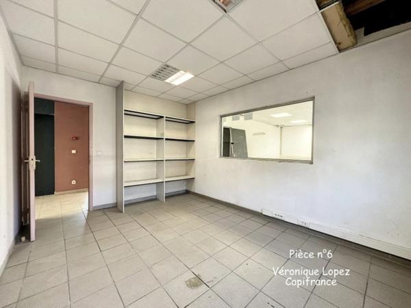 AGEN, proche du centre, entrepôt avec bureaux d'une superficie totale de 353 m²