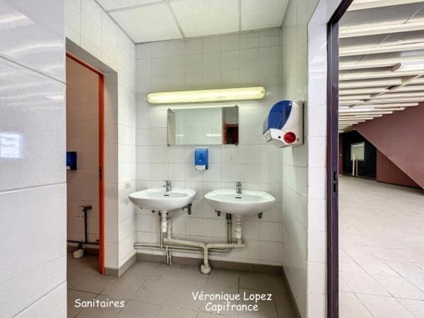 AGEN, proche du centre, entrepôt avec bureaux d'une superficie totale de 353 m²