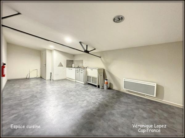 AGEN, proche du centre, entrepôt avec bureaux d'une superficie totale de 353 m²