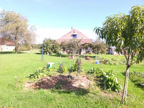Maison familiale avec grand terrain à Les Essards-Taignevaux