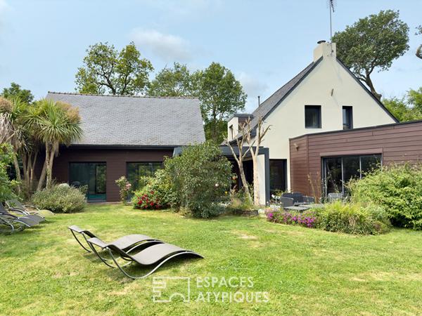 Villa contemporaine avec piscine intérieure dans un écrin de verdure.