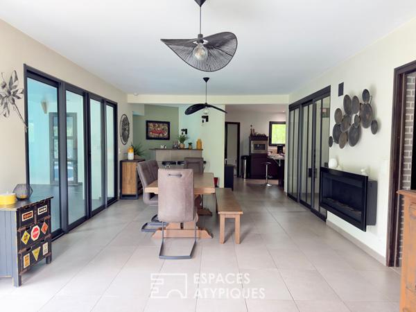 Villa contemporaine avec piscine intérieure dans un écrin de verdure.