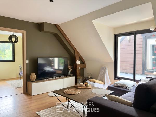 Villa contemporaine avec piscine intérieure dans un écrin de verdure.