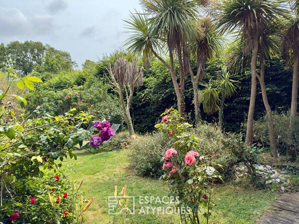 Villa contemporaine avec piscine intérieure dans un écrin de verdure.