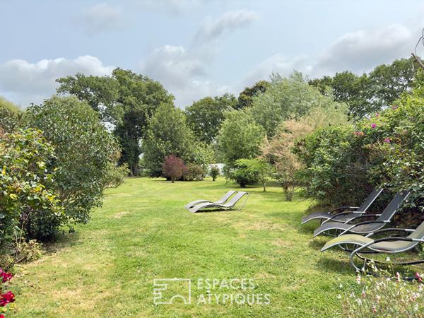 Villa contemporaine avec piscine intérieure dans un écrin de verdure.