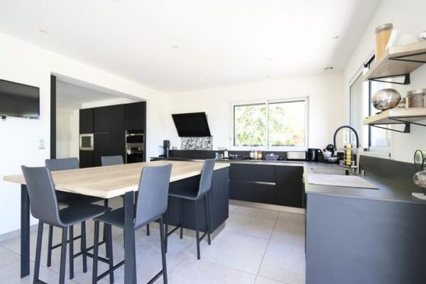 EXCLUSIVITÉ – RARE À SAINT-POL-DE-LÉON – MAISON 225 m² AVEC VUE MER