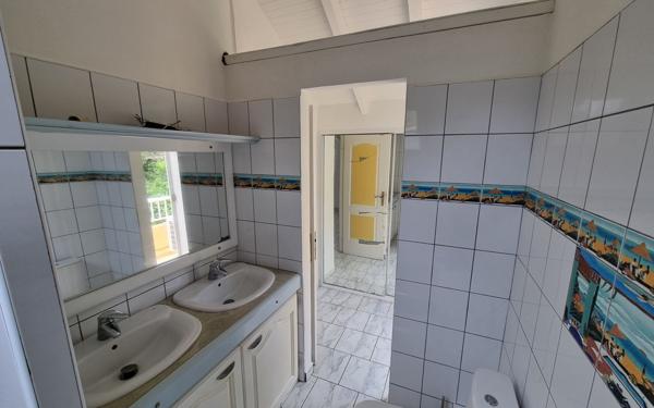 Maison à vendre    5 pièces •  Le Gosier