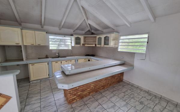 Maison à vendre    5 pièces •  Le Gosier