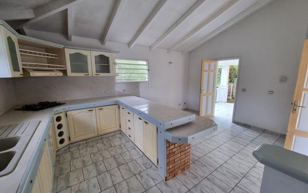 Maison à vendre    5 pièces •  Le Gosier