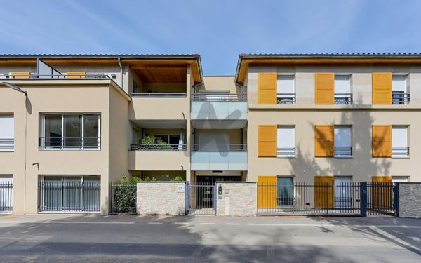 SAINT-DIDIER-AU-MONT-D’OR — CENTRE À PIEDS- T2 AVEC BALCON ET GARAGE FERMÉ