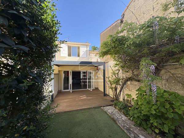 Maison de ville avec jardin, garage et dépendance