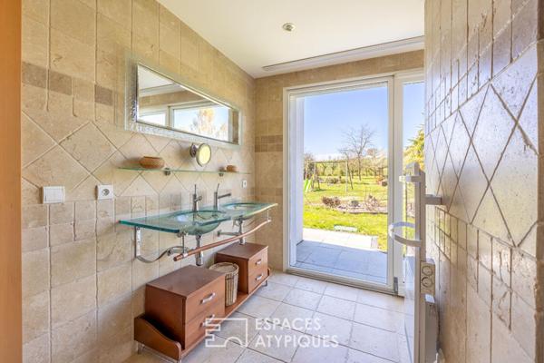 Contemporaine avec piscine intérieure et son vaste jardin arboré