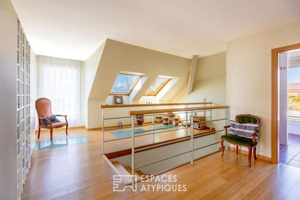 Contemporaine avec piscine intérieure et son vaste jardin arboré