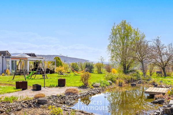 Contemporaine avec piscine intérieure et son vaste jardin arboré