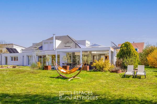 Contemporaine avec piscine intérieure et son vaste jardin arboré