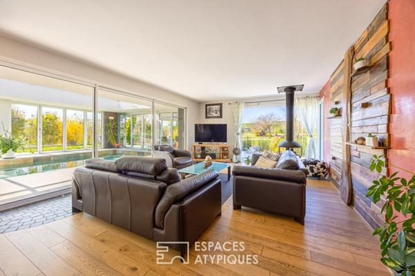 Contemporaine avec piscine intérieure et son vaste jardin arboré